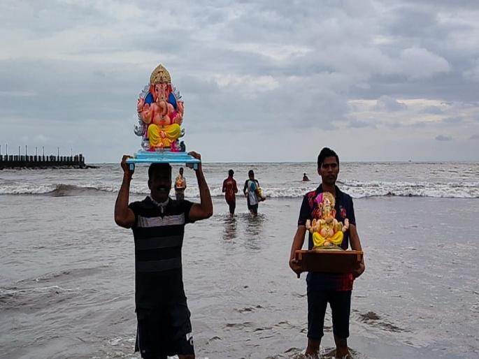 Bappa immersion in chants of Ganpati Bappa Morya | ‘मोरया’ च्या गजरात रत्नागिरीत लाडक्या बाप्पाला निरोप Bappa immersion in chants of Ganpati Bappa Morya | ‘मोरया’ च्या गजरात रत्नागिरीत लाडक्या बाप्पाला निरोप