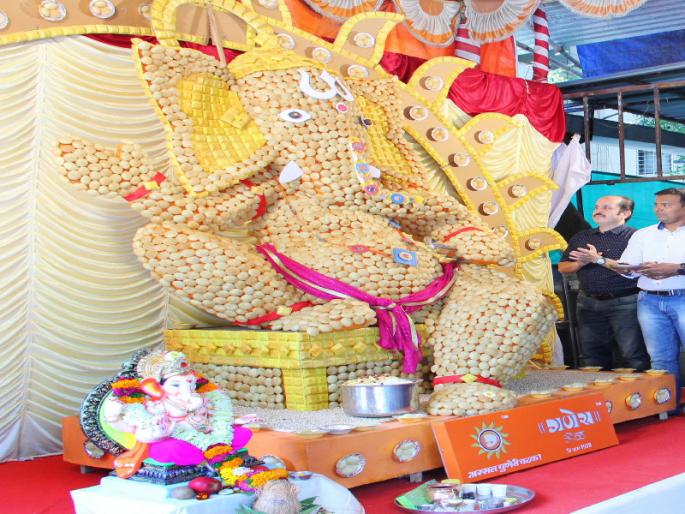 Ganesh 10 feet made by 10 thousand pani puri | तब्बल १० हजार पाणीपुरींचा १० फुटी गणेश