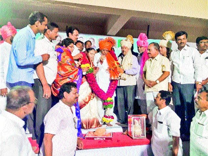 In Baramati, the throat of the ball breaks, Ajit Pawar graveyard of Girish | बारामतीत बोलायला कंठ फुटतो, गिरीष बापटांचा अजित पवारांना टोला In Baramati, the throat of the ball breaks, Ajit Pawar graveyard of Girish | बारामतीत बोलायला कंठ फुटतो, गिरीष बापटांचा अजित पवारांना टोला