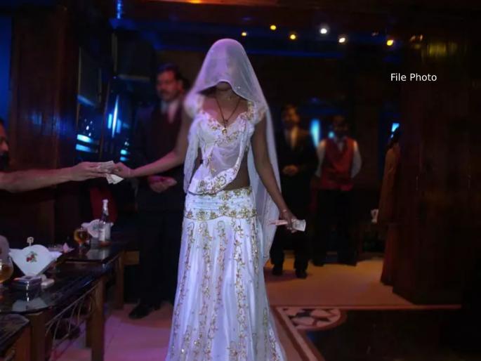 Bhayander dance bar raided and 11 people arrested along with customers with cash | भाईंदरच्या छमछम बार वर धाड टाकून ग्राहकांसह ११ जणांना पकडले  Bhayander dance bar raided and 11 people arrested along with customers with cash | भाईंदरच्या छमछम बार वर धाड टाकून ग्राहकांसह ११ जणांना पकडले