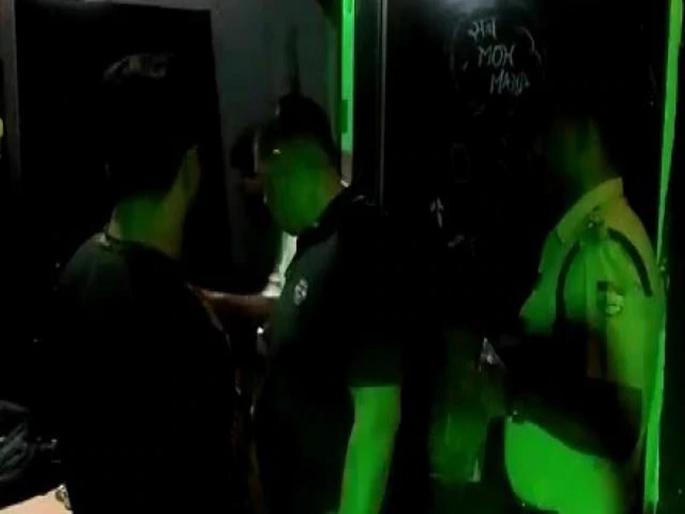 Raid on the bar; 61 people were taken into custody | बारवर छापा; ६१ जणांना घेतले ताब्यात Raid on the bar; 61 people were taken into custody | बारवर छापा; ६१ जणांना घेतले ताब्यात