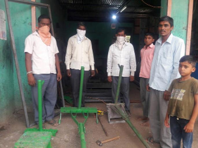 Typical fast of Balutedars in the district | जिल्ह्यात बलुतेदारांचे लाक्षणिक उपोषण Typical fast of Balutedars in the district | जिल्ह्यात बलुतेदारांचे लाक्षणिक उपोषण