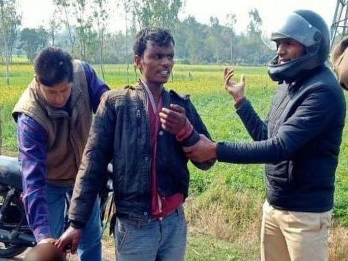 man goes to police station with head of wife after killing her in barabanki uttar pradesh | भयंकर... पत्नीचा गळा कापून 'भारत माता की जय'च्या घोषणा; शिर हातात घेऊन गाठलं पोलीस ठाणं man goes to police station with head of wife after killing her in barabanki uttar pradesh | भयंकर... पत्नीचा गळा कापून 'भारत माता की जय'च्या घोषणा; शिर हातात घेऊन गाठलं पोलीस ठाणं