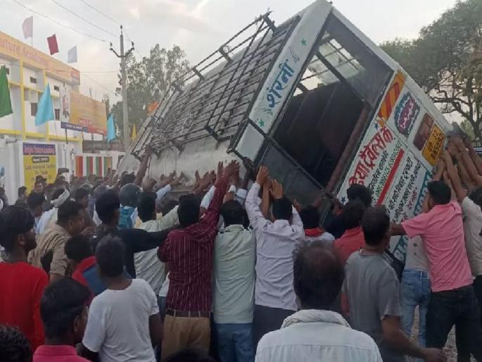 School bus crash; 5 killed on the spot including 4 school children, 25 seriously injured | स्कूल बसचा भीषण अपघात; 4 शाळकरी मुलांसह 5 जणांचा जागीच मत्यू, 25 गंभीर जखमी School bus crash; 5 killed on the spot including 4 school children, 25 seriously injured | स्कूल बसचा भीषण अपघात; 4 शाळकरी मुलांसह 5 जणांचा जागीच मत्यू, 25 गंभीर जखमी