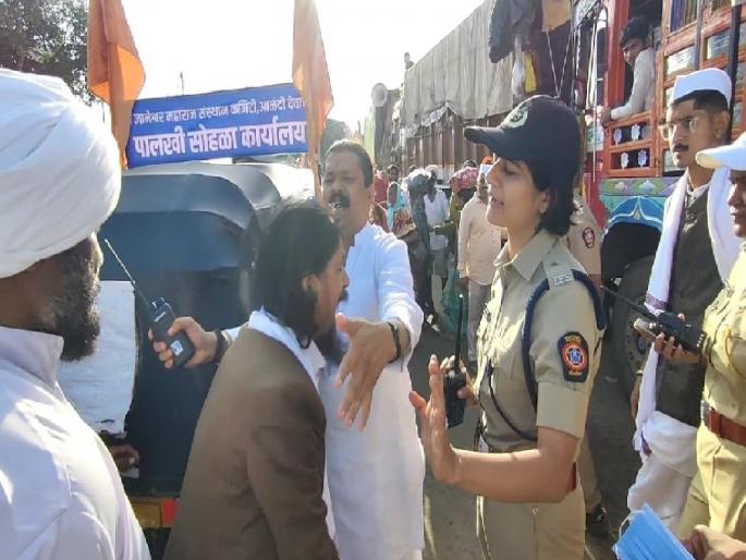 Clash between palanquin trustees police over non release of Mauli palanquin vehicles in Satara | Satara: माऊलींच्या पालखीतील वाहने न सोडल्याने पालखी विश्वस्त-पोलिसांमध्ये खडाजंगी Clash between palanquin trustees police over non release of Mauli palanquin vehicles in Satara | Satara: माऊलींच्या पालखीतील वाहने न सोडल्याने पालखी विश्वस्त-पोलिसांमध्ये खडाजंगी