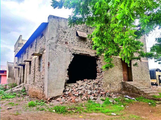 Godown in the bhigwan subdivision market in dangerous conditions | भिगवण उपबाजारातील गोडाऊन धोकादायक Godown in the bhigwan subdivision market in dangerous conditions | भिगवण उपबाजारातील गोडाऊन धोकादायक