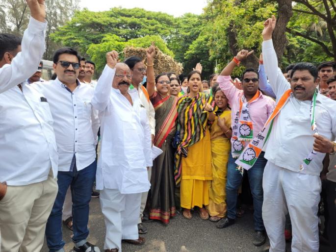 sharad pawar the voice of maharashtra agitation in baramati ncp workers | 'महाराष्ट्राचा बुलंद आवाज शरद पवार', बारामतीत गोविंदबागेसमोर राष्ट्रवादी कार्यकर्त्यांचे प्रतिआंदोलन sharad pawar the voice of maharashtra agitation in baramati ncp workers | 'महाराष्ट्राचा बुलंद आवाज शरद पवार', बारामतीत गोविंदबागेसमोर राष्ट्रवादी कार्यकर्त्यांचे प्रतिआंदोलन