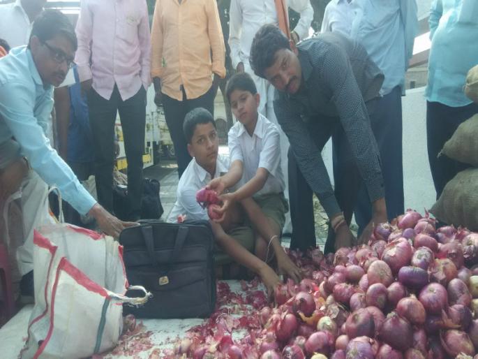 frustrated farmer free given onion in Baramati | बारामती येथे हवालदिल शेतकऱ्याने फुकट वाटला कांदा frustrated farmer free given onion in Baramati | बारामती येथे हवालदिल शेतकऱ्याने फुकट वाटला कांदा
