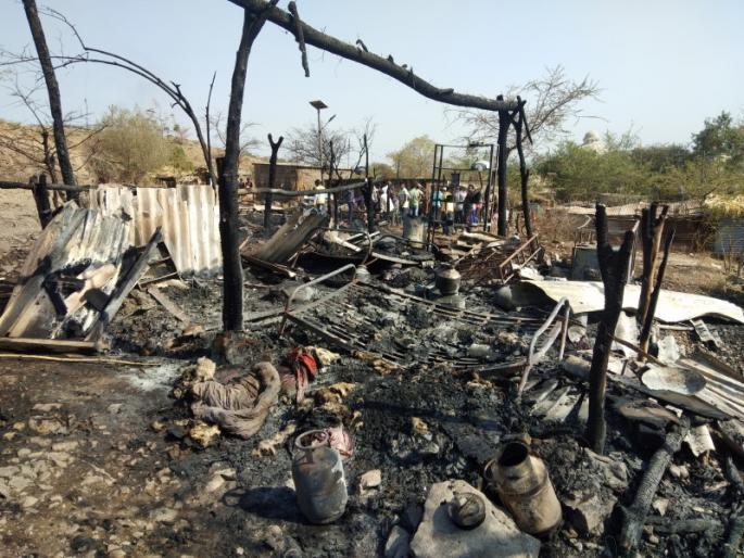cylinder blast in the area of Someshwar Nagar , the workers family on road | सोमेश्वरनगर परिसरात घरगुती गॅसचा स्फोट होवून आग, मोलमजुरी करणारे कुटुंब उघड्यावर cylinder blast in the area of Someshwar Nagar , the workers family on road | सोमेश्वरनगर परिसरात घरगुती गॅसचा स्फोट होवून आग, मोलमजुरी करणारे कुटुंब उघड्यावर