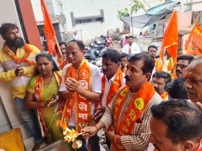 baramati shiv sena workers support Uddhav Thackeray | 'गणराया बंडखोर आमदारांना सदबुद्धी दे', बारामतीच्या शिवसैनिकांचे उध्दव ठाकरेंना समर्थन baramati shiv sena workers support Uddhav Thackeray | 'गणराया बंडखोर आमदारांना सदबुद्धी दे', बारामतीच्या शिवसैनिकांचे उध्दव ठाकरेंना समर्थन