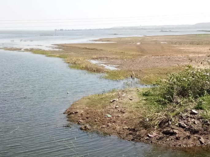 Ujani dam is going fast blank | उजनी होतेय झपाट्याने रिकामे