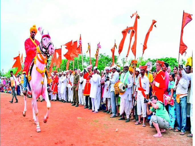first 'Horse circle' in the Sopankaka palkhi sohla | ‘सोपानकाकांच्या चरणी अश्व धावले रिंगणी’ first 'Horse circle' in the Sopankaka palkhi sohla | ‘सोपानकाकांच्या चरणी अश्व धावले रिंगणी’