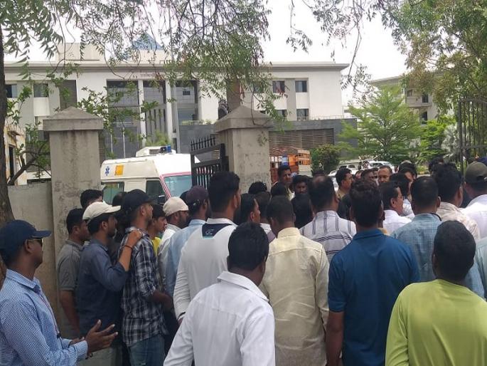 In front of the administrative building in Baramati, a farmer set fire to his crops | Baramati: प्रशासकीय भवनासमोरच शेतकऱ्याने घेतले पेटवून; बारामतीतील धक्कादायक घटना In front of the administrative building in Baramati, a farmer set fire to his crops | Baramati: प्रशासकीय भवनासमोरच शेतकऱ्याने घेतले पेटवून; बारामतीतील धक्कादायक घटना