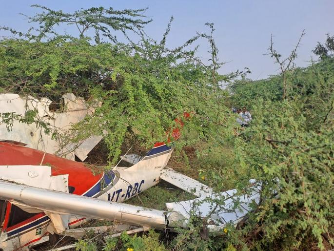Training plane crashes in Baramati, pilot injured; Plane crash pune latest news | Baramati: बारामतीत कोसळले शिकाऊ विमान, पायलट जखमी; विमानाचा चक्काचूर Training plane crashes in Baramati, pilot injured; Plane crash pune latest news | Baramati: बारामतीत कोसळले शिकाऊ विमान, पायलट जखमी; विमानाचा चक्काचूर