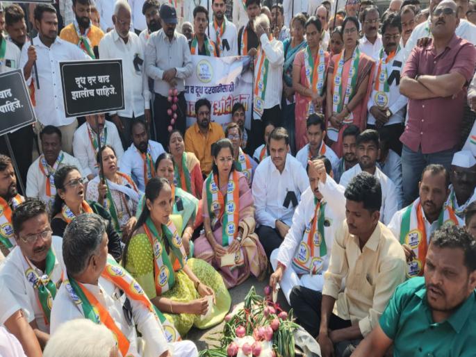 Supriya Sule and Yugendra Pawar take to the streets in Baramati to protest public outcry | बारामतीत सुप्रिया सुळे व युगेंद्र पवारांचे रस्त्यावर उतरून जन आक्रोश आंदोलन Supriya Sule and Yugendra Pawar take to the streets in Baramati to protest public outcry | बारामतीत सुप्रिया सुळे व युगेंद्र पवारांचे रस्त्यावर उतरून जन आक्रोश आंदोलन
