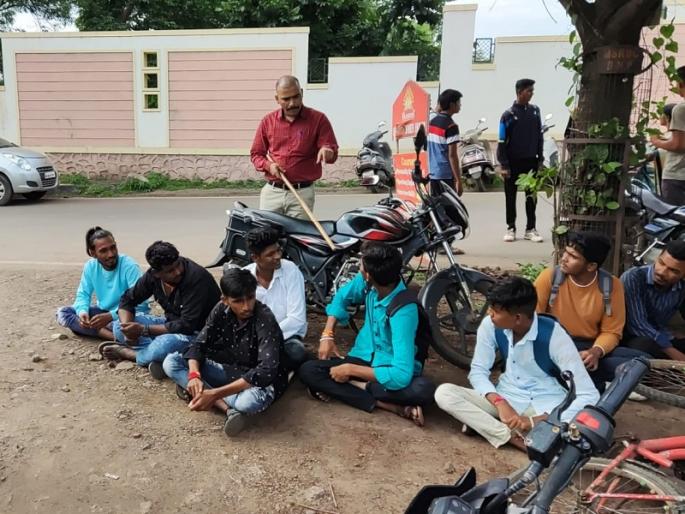 In Baramati police action on unruly students truant students in college | बारामतीत टवाळखोर आणि बेशिस्त विद्यार्थ्यांना पोलिसांनी घडवली अद्दल In Baramati police action on unruly students truant students in college | बारामतीत टवाळखोर आणि बेशिस्त विद्यार्थ्यांना पोलिसांनी घडवली अद्दल