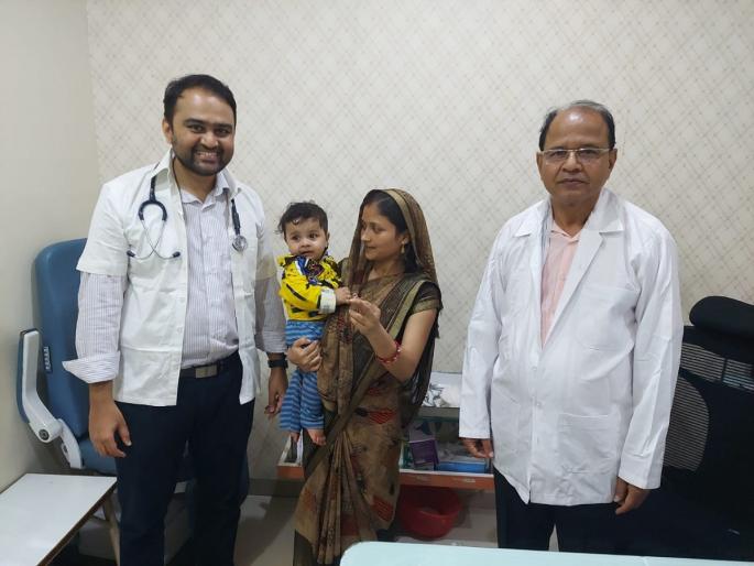 8-month-old baby swallows mother's anklets; Prompt treatment by doctors can save lives | ८ महिन्यांच्या बाळाने गिळले आईच्या पायातील जोडवे; डॉक्टरांच्या तत्पर उपचाराने जीवदान