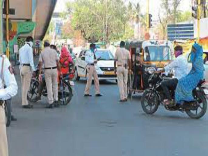 Police in riot gear stormed a rally on Friday, removing hundreds of protesters by truck | बारामतीत कोरोनाच्या नियमांचे उल्लंघन करणाऱ्यांवर पोलिसांची करडी नजर, दंडात्मक कारवाईला सुरुवात