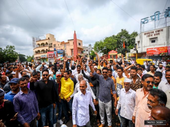 The government fears us, forwards the police ...baramati citizen support sharad pawar and ajit pawar | सरकार हम से डरती है,पोलीस को आगे करती है.. : 'साहेब आणि दादां' वरील कारवाईचे बारामतीत तीव्र पडसाद