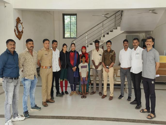 At last the lost Shreyas was found; After 10 hours of search, Malegaon police got a big success | अखेर हरवलेला श्रेयस सापडला; १० तासांच्या शोधानंतर माळेगाव पोलिसांना आले मोठे यश At last the lost Shreyas was found; After 10 hours of search, Malegaon police got a big success | अखेर हरवलेला श्रेयस सापडला; १० तासांच्या शोधानंतर माळेगाव पोलिसांना आले मोठे यश