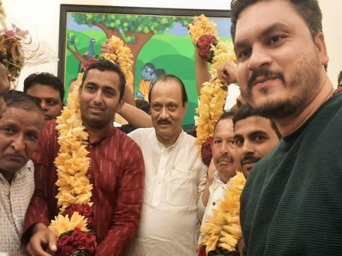 11 feet gold necklace by activists in Baramati for Deputy Chief Minister Ajit Pawar | उपमुख्यमंत्री अजित पवारांसाठी बारामतीमधील कार्यकर्त्यांकडून ११ फुटी सोनचाफ्याचा हार 11 feet gold necklace by activists in Baramati for Deputy Chief Minister Ajit Pawar | उपमुख्यमंत्री अजित पवारांसाठी बारामतीमधील कार्यकर्त्यांकडून ११ फुटी सोनचाफ्याचा हार