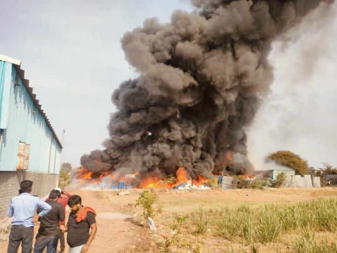 Fire breaks out at scrap godown in Baramati MIDC Loss of lakh rupee | बारामती एमआयडीसीत स्क्रॅपच्या गोडाऊनला आग; लाखोंचे नुकसान Fire breaks out at scrap godown in Baramati MIDC Loss of lakh rupee | बारामती एमआयडीसीत स्क्रॅपच्या गोडाऊनला आग; लाखोंचे नुकसान