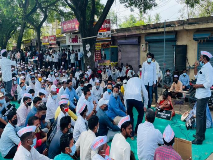 Raviraj Taware shooting case; On Malegaonkar road in support of former NCP sarpanch | रविराज तावरे गोळीबार प्रकरण; राष्ट्रवादीच्या माजी सरपंचाच्या समर्थनार्थ माळेगावकर रस्त्यावर Raviraj Taware shooting case; On Malegaonkar road in support of former NCP sarpanch | रविराज तावरे गोळीबार प्रकरण; राष्ट्रवादीच्या माजी सरपंचाच्या समर्थनार्थ माळेगावकर रस्त्यावर