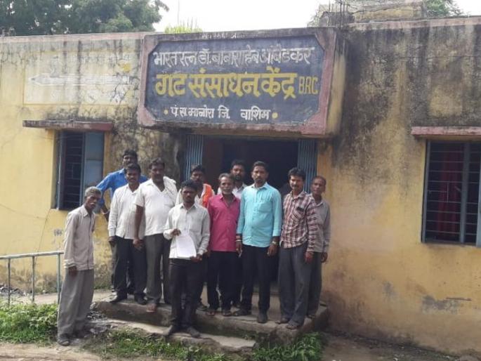 Parents aggressive to cancel deployment of teachers | शिक्षकांची प्रतिनियुक्ती रद्द करण्यासाठी पालक आक्रमक Parents aggressive to cancel deployment of teachers | शिक्षकांची प्रतिनियुक्ती रद्द करण्यासाठी पालक आक्रमक