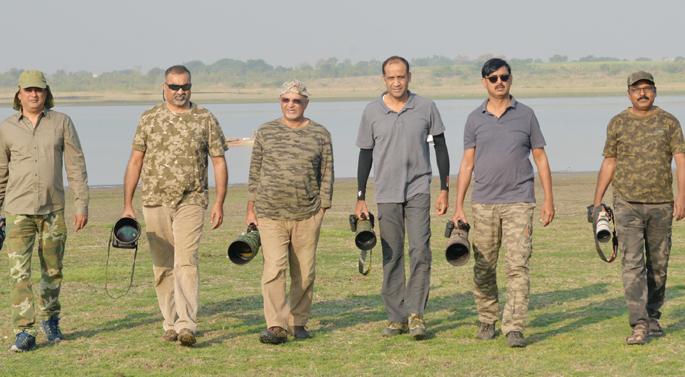 National bird day; Wildlife Photographer in Solapur's Aviation Camp | राष्ट्रीय पक्षीदिन ; वन्यजीव छायाचित्रकारांकडून सोलापूरचे पक्षीवैभव कॅमेºयात कैद National bird day; Wildlife Photographer in Solapur's Aviation Camp | राष्ट्रीय पक्षीदिन ; वन्यजीव छायाचित्रकारांकडून सोलापूरचे पक्षीवैभव कॅमेºयात कैद