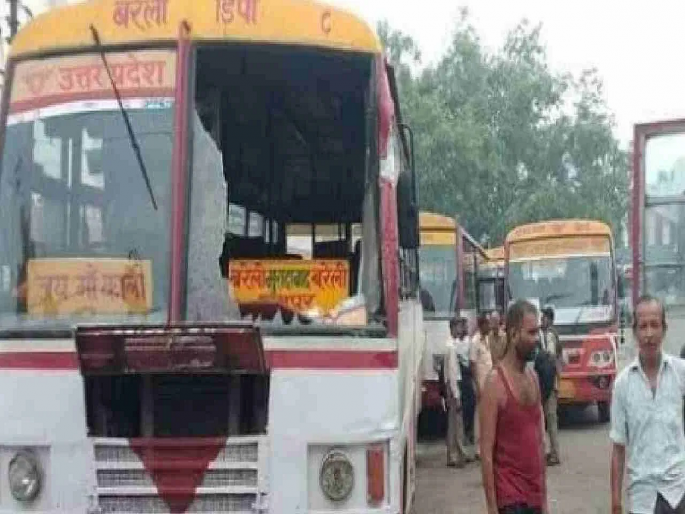 UP roadways bus started without driver, rucks among passengers | ऐकावं ते नवलंच! चालकाशिवाय धावाली बस; हॉटेलमध्ये घुसली, प्रवाशांमध्ये एकच गोंधळ UP roadways bus started without driver, rucks among passengers | ऐकावं ते नवलंच! चालकाशिवाय धावाली बस; हॉटेलमध्ये घुसली, प्रवाशांमध्ये एकच गोंधळ