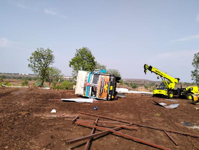 Two die, including an engineer, after being crushed under a container A worker was seriously injured | कंटेनरखाली दबल्याने अभियंत्यासह दोघांचा मृत्यू; एक कामगार गंभीर जखमी Two die, including an engineer, after being crushed under a container A worker was seriously injured | कंटेनरखाली दबल्याने अभियंत्यासह दोघांचा मृत्यू; एक कामगार गंभीर जखमी