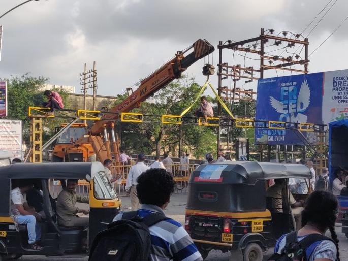 The bridge closed for three hours to put up heat barricades at the airport | उड्डाणपुलावर हाईट बॅरिकेड्स टाकण्यासाठी पूल तीन तास बंद