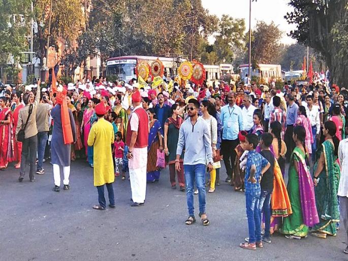 Marathi jagger of Marathi in Baroda; Thousands of citizens participated in literature, tribunal | बडोद्यात घुमला मराठीचा जागर; साहित्य संमेलनाची पूर्वसंध्या, ग्रंथदिंडीत हजारो नागरिकांचा सहभाग Marathi jagger of Marathi in Baroda; Thousands of citizens participated in literature, tribunal | बडोद्यात घुमला मराठीचा जागर; साहित्य संमेलनाची पूर्वसंध्या, ग्रंथदिंडीत हजारो नागरिकांचा सहभाग