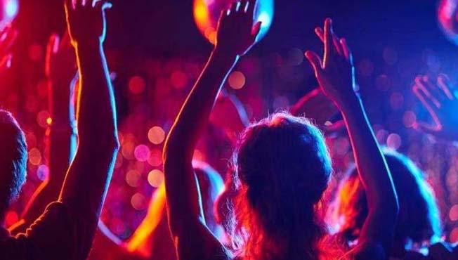 Action on 6 barbals who are doing obscene dance dresses | तोकडे कपडे घालून अश्लील नृत्य करणाºया १२ बारबालांवर सोलापुरात कारवाई Action on 6 barbals who are doing obscene dance dresses | तोकडे कपडे घालून अश्लील नृत्य करणाºया १२ बारबालांवर सोलापुरात कारवाई