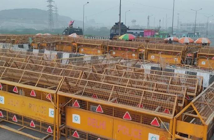 Removed barricades on Delhi border; Intense agitation to remove farmers? | दिल्ली सीमांवरील बॅरिकेड्स काढली; शेतकऱ्यांना हटवणार की तीव्र आंदोलन?