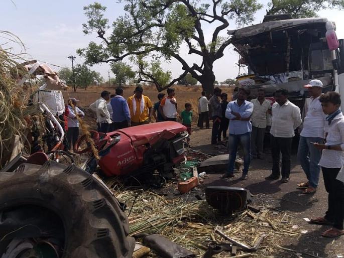 two dead in road accident near solapur | बार्शी-लातूर मार्गावर भीषण अपघात, दोघांचा मृत्यू two dead in road accident near solapur | बार्शी-लातूर मार्गावर भीषण अपघात, दोघांचा मृत्यू