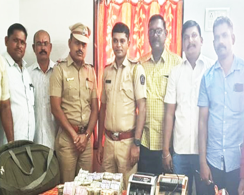 Dalla rests on bank for forfeiture of Rs 4 lakh; Bite into the soldier's note and note in the debtor's bag! | चाळीस लाखांसाठी जप्ती आणली म्हणून बँकेवरच डल्ला; शिपायाच्या हाती चाव्या अन् कर्जदाराच्या बॅगेत नोटा ! Dalla rests on bank for forfeiture of Rs 4 lakh; Bite into the soldier's note and note in the debtor's bag! | चाळीस लाखांसाठी जप्ती आणली म्हणून बँकेवरच डल्ला; शिपायाच्या हाती चाव्या अन् कर्जदाराच्या बॅगेत नोटा !