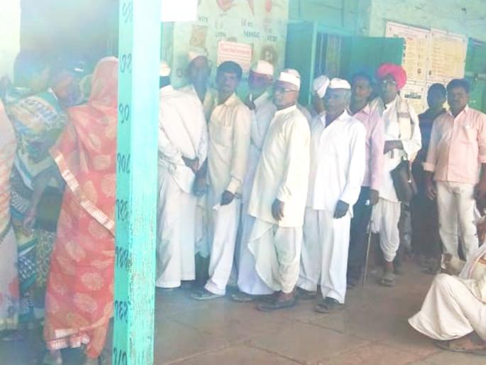 solapur lok sabha election voting | बार्शीत मतदान यंत्रात बिघाड, मतदान केंद्रावर गोंधळ solapur lok sabha election voting | बार्शीत मतदान यंत्रात बिघाड, मतदान केंद्रावर गोंधळ