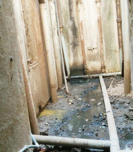 Police residences in Barshi; Everywhere the bad odor of toilet drainage pipe fractures | बार्शीतील पोलीस निवासस्थानांची दुरवस्था; शौचालय ड्रेनेजचे पाईप फुटल्याने सर्वत्र दुर्गंधी  Police residences in Barshi; Everywhere the bad odor of toilet drainage pipe fractures | बार्शीतील पोलीस निवासस्थानांची दुरवस्था; शौचालय ड्रेनेजचे पाईप फुटल्याने सर्वत्र दुर्गंधी