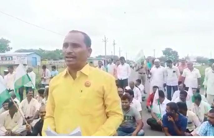 Barshi-Latur, Beed highway blocked by farmers; Knowing what is the real reason | बार्शी-लातूर, बीड महामार्ग शेतकऱ्यांनी अडविला; जाणून काय आहे नेमकं कारण  Barshi-Latur, Beed highway blocked by farmers; Knowing what is the real reason | बार्शी-लातूर, बीड महामार्ग शेतकऱ्यांनी अडविला; जाणून काय आहे नेमकं कारण