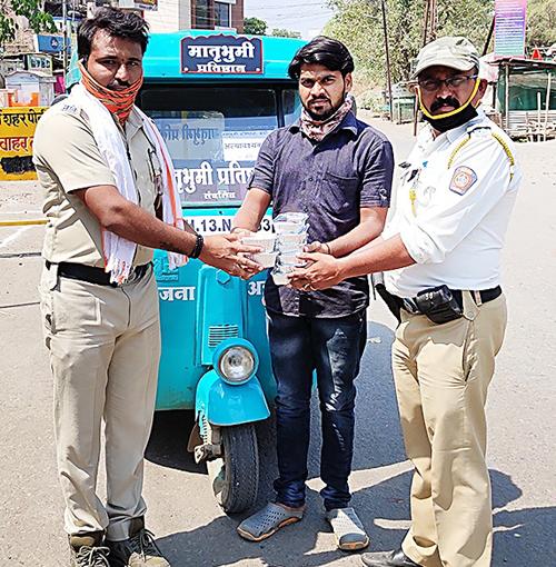 Police Dada .. You are on the road for us today, then we will also provide a box for you on duty! | पोलीसदादा.. आज तुम्ही आमच्यासाठी रस्त्यावर, मग आम्हीही डबा पुरवू तुमच्यासाठी ड्यूटीवर ! Police Dada .. You are on the road for us today, then we will also provide a box for you on duty! | पोलीसदादा.. आज तुम्ही आमच्यासाठी रस्त्यावर, मग आम्हीही डबा पुरवू तुमच्यासाठी ड्यूटीवर !