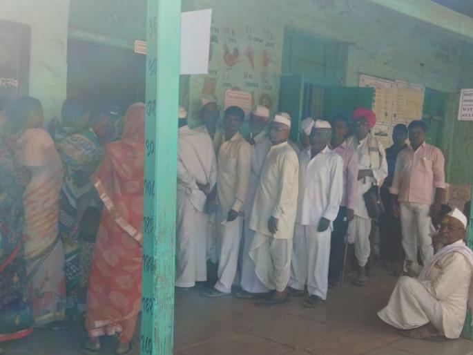 solapur,osmanabad lok sabha election voting | वानेवाडी ग्रामस्थांचा लोकसभा मतदानावर बहिष्कार; मतदान केंद्रावर शुकशुकाट