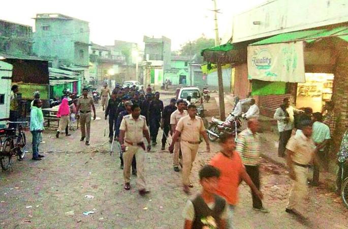 A minor girl's bar restaurant in Barshittila | बार्शीटाकळी शहरात अल्पवयीन मुलीची छेडखानी; दोघांविरुद्ध गुन्हा दाखल A minor girl's bar restaurant in Barshittila | बार्शीटाकळी शहरात अल्पवयीन मुलीची छेडखानी; दोघांविरुद्ध गुन्हा दाखल