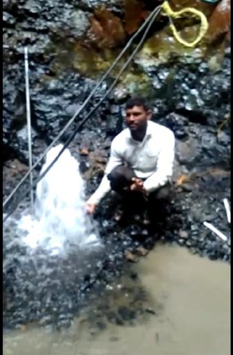 Above .. 40 ft. Eight inch water springs in the well | अबब.. ४० फूट विहिरीत आठ इंच पाण्याचे फवारे Above .. 40 ft. Eight inch water springs in the well | अबब.. ४० फूट विहिरीत आठ इंच पाण्याचे फवारे