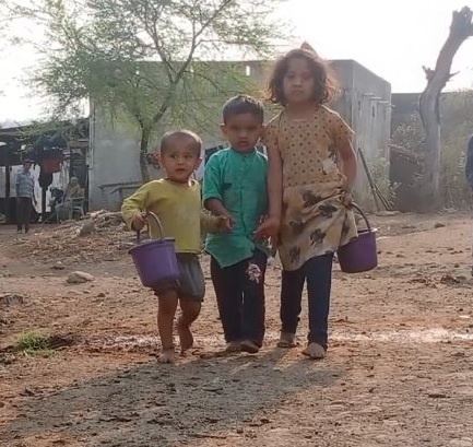 Even after seventy years of independence, there are no roads, no homes; Wandering for water | स्वातंत्र्याच्या सत्तर वर्षानंतरही पाण्यासाठी वणवण भटकंती