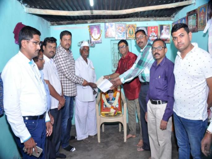 Based of family Shahid's family | शहिदांच्या कुटुंबीयांना जळगावातून आधार Based of family Shahid's family | शहिदांच्या कुटुंबीयांना जळगावातून आधार