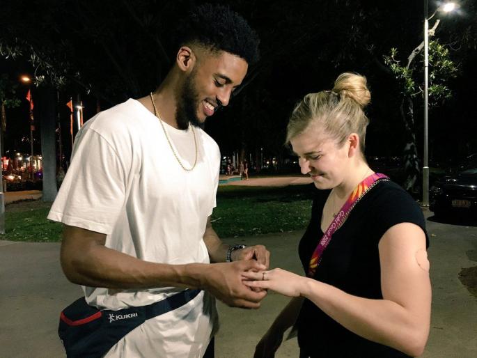England basketball players get engaged on court at the Commonwealth Games | ‘विल यू मॅरी मी’, मैदानातच घातली त्याने लग्नाची मागणी! England basketball players get engaged on court at the Commonwealth Games | ‘विल यू मॅरी मी’, मैदानातच घातली त्याने लग्नाची मागणी!