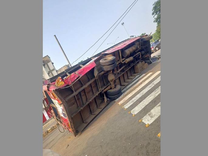 Nagpur | ST bus overturns due to collision with container, one injured | Nagpur | कंटेनरच्या धडकेत एसटी बस पलटी, एक जखमी Nagpur | ST bus overturns due to collision with container, one injured | Nagpur | कंटेनरच्या धडकेत एसटी बस पलटी, एक जखमी