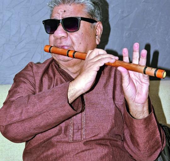 Blind Ramesh sows the tunes of life through pipe | अंध रमेश बासरीतून पेरतात जीवनाचे सूर