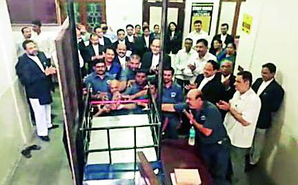 Heavy work become light : Inauguration of the basta lift in the high court | अवजड काम झाले सुकर : हायकोर्टातील बस्ता लिफ्टचे उद्घाटन Heavy work become light : Inauguration of the basta lift in the high court | अवजड काम झाले सुकर : हायकोर्टातील बस्ता लिफ्टचे उद्घाटन